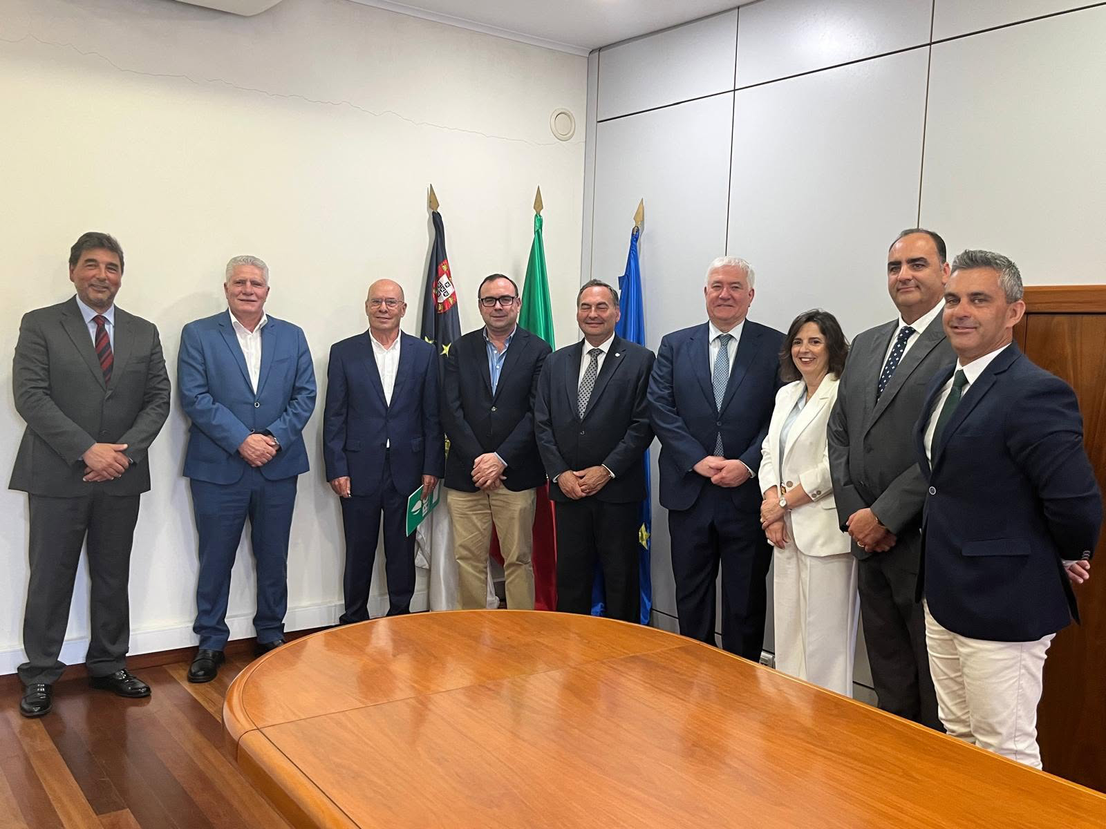 Governo dos Açores e instituições financeiras redu...
